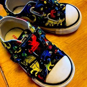 Converse all star Velcro Dino sneakers, children’s size 5!